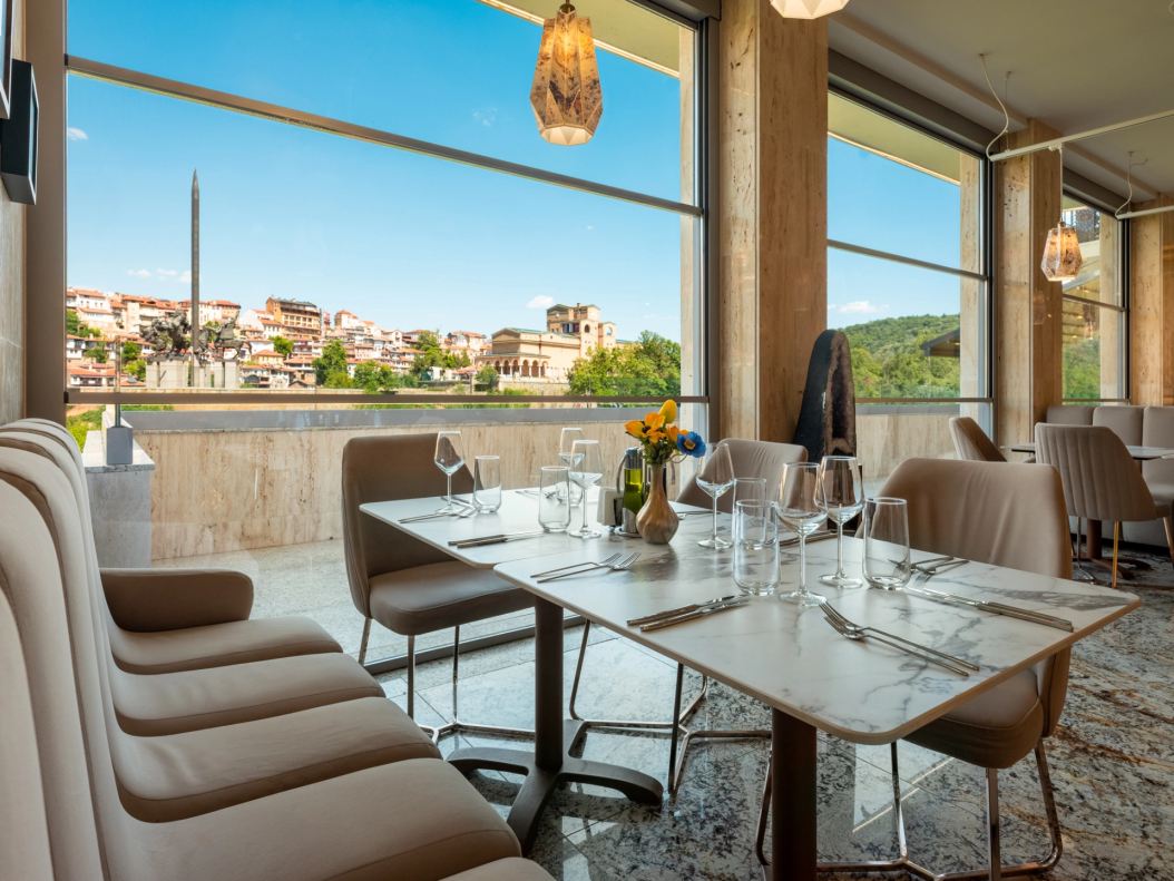 Расторант Bela Vista Panoramic Lounge в Гранд Хотел Велико Търново